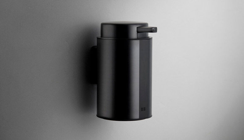 7144_774393701 Reframe, tvålpump vägghängd, svart