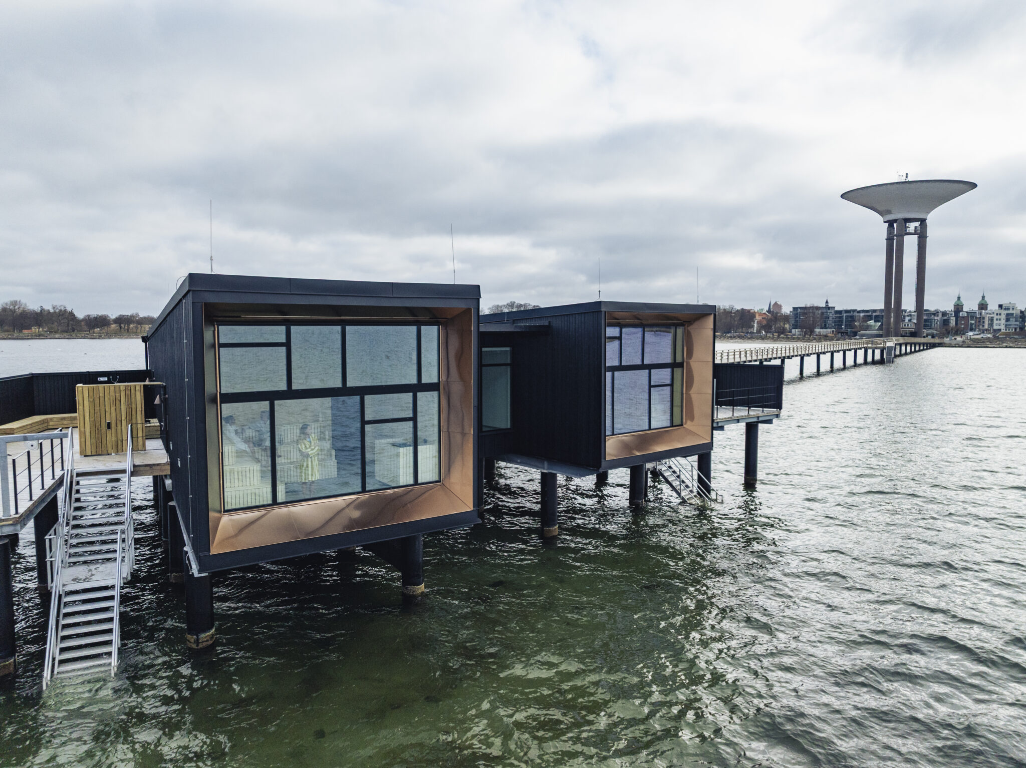 Landskrona kallbadhus på pelare i havet, med gångbron mot staden.